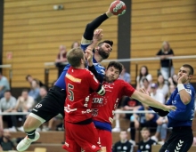 Eng wie hier für Philipp Becker im Gästeblock ging es beim Drittligadebüt in der Waldsporthalle gegen den HC Erlangen II zu.