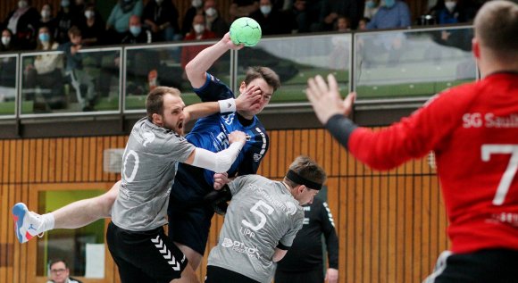 Mit dem zweiten Auge wirft es sich besser: Nils Hottum wird vom Saulheimer Jannik Kuntz entscheidend, aber nicht ganz regelgerecht am Zielen gehindert.