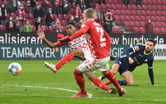 In der Liga haben beide Mannschaften ihr Heimspiel gewonnen. Im Pokal wollen Leandro Barreiro (l.), Jonathan Burkardt und die 05er am Dienstagabend beim VfL Bochum reüssieren.