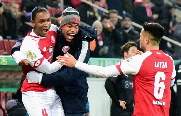 Abdou Diallo (l., mit Robon Quaison und Danny Latza) war einer der Torschützen beim 3:1 gegen den VfB Stuttgart im Dezember 2017.