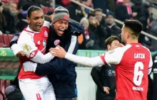 Abdou Diallo (l., mit Robon Quaison und Danny Latza) war einer der Torschützen beim 3:1 gegen den VfB Stuttgart im Dezember 2017.