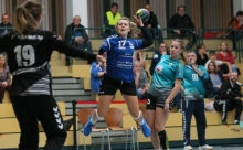 Beim jüngsten Aufeinandertreffen zwischen den Sportfreunden Budenheim (Carla Schurich beim Wurf) und dem TVB (r. Emily Reese) in der Guckenberghalle entschieden die Budenheimerinnen das Derby im Oktober 2020 klar mit 25:20 für sich.