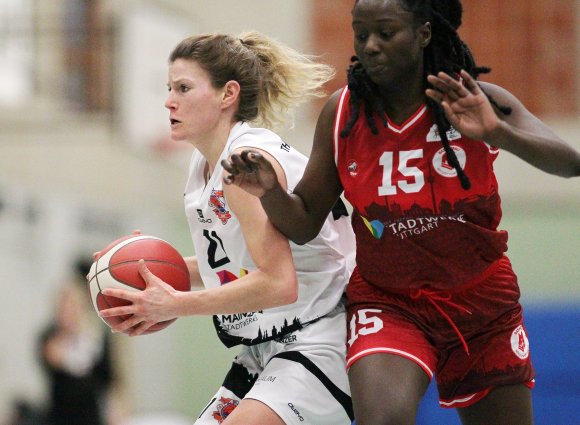 Hannah Finke (l.) trug maßgeblich zur Wende in der zweiten Halbzeit bei. Die Ex-Mainzerin Shantrell Moss fungierte bei den Gästen als Führungsspielerin für die jungen Kolleginnen, vermochte dem ASC mit zwölf Punkten aber nicht sehr wehzutun.