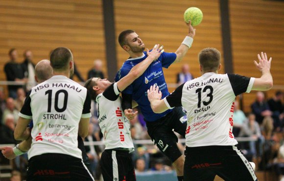 Die massive 6-0-Deckung der HSG Hanau blieb für die Sportfreunde Budenheim auch im zweiten Aufeinandertreffen eine schwer zu knackende Bank. Patrick Hess gelang das immerhin dreimal.