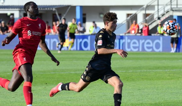 Erstmals gegen ganz Große durfte Ben Bobzien (r.) vorigen Sommer im Test gegen den FC Liverpool (l. Ibrahima Konaté). Inzwischen hat der 05-Nachwuchsstürmer einen Profivertrag unterschrieben.