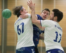 Tobias Weyrich lässt den Ball rechts abbiegen, trotz Bearbeitung durch die Gonsenheimer Philipp Karduck (l.) und Simon Risser.