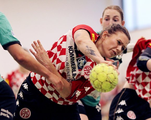 Annika Hermenau ist mit ihrem Kreuzbandriss der neueste, aber nur einer von fünf Ausfällen im Rückraum des FSV Mainz 05. Mit Zustimmung des TSV Nord Harrislee wurde die Fahrt zum Auswärtsspiel im Norden nun abgesagt.