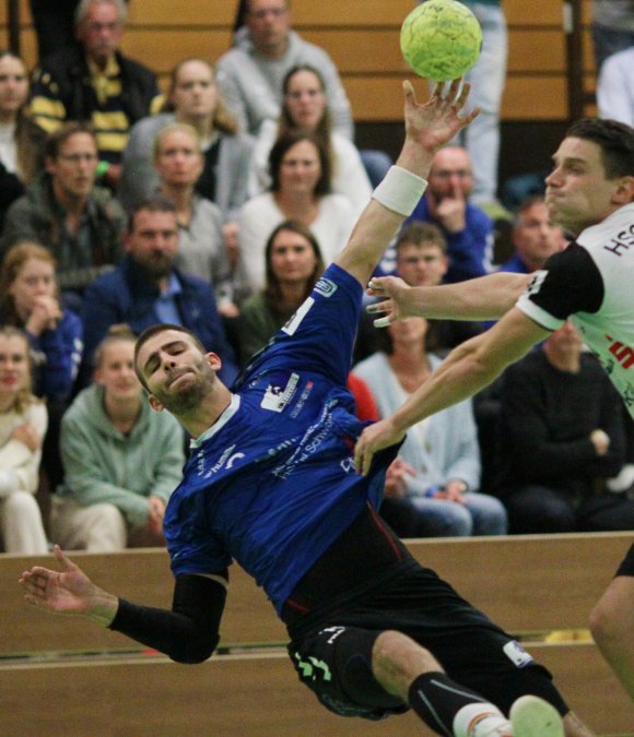 Nicht wie hier vom gegnerischen Kreis, aber ebenso locker aus dem Handgelenk erzielte Patrick Heß das letzte Hauptrunden-Tor in der Waldsporthalle aus der eigenen Spielhälfte.