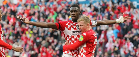 Der Schütze des 1:0, Jonathan Burkardt, gratuliert dem des 2:0, Moussa Niakhaté.