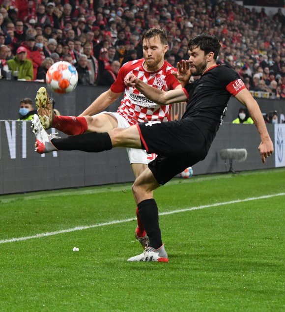 Silvan Widmer (l., hier in der Hinrunde gegen den Kölner Jonas Hector) war in den ersten beiden Spielen der englischen Woche der stabilste 05er.