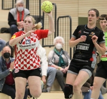 Nach Franziska Fischers Gegenstoßtor zum 4:3 lagen die 05er beim VfL Waiblingen (r. Caren Hammer) erst einmal wieder vorne, das stellte sich aber bald darauf ganz anders dar.