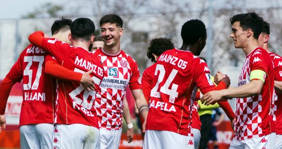 Dauerpulk auf dem Rasen des Bruchwegstadions: Sechsmal jubelte die U23 des FSV Mainz 05.