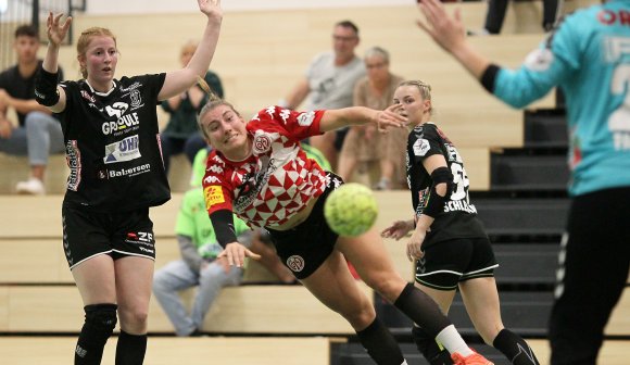 Nicht üppig, aber solide fiel der Heimsieg der 05-Handballerinnen (am Ball Saskia Wagner) gegen den TSV Nord Harrislee aus. In der eigenen Halle zeigten dieser sich bisher allerdings recht konsequent erfolgreich gegen die Mitkonkurrenten aus dem hinteren Tabellendrittel.