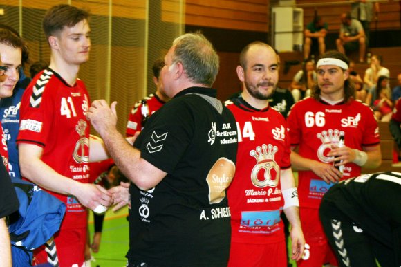 Einer der wenigen, von denen sich Axel Schneider 2016 nach dem letzten Saisonspiel mit den Sportfreunden Budenheim verabschiedete und am Samstagabend als Gegner wiedertreffen wird, ist Sören Dübal (l.). 