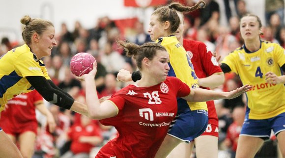 In Sachen Durchsetzungsvermögen war der FSV Mainz 05 (Melanie Grawe wirft) der SG Bretzenheim (v. l. Ann Sophie vom Hagen, Lea Helle, Carina Gangel) im Mainzer Zweitligaderby überlegen.