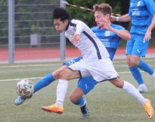 Daisuke Fukuhara wird von Jahn-Verteidiger Philipp Mees sauber der Ball vor der Nase weggeschlagen. Als einziger aus der Offensivkette überstand der Stürmer die Umbesetzung des Trainers nach der Pause.