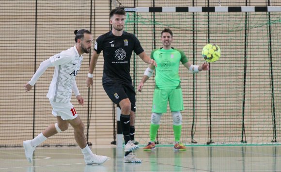 Wahrscheinlich kann Christian Wölfelschneider den Ball auf den Fingern tanzen lassen. Wichtiger ist ihm und Fixo Lukas Manneck (M.) aber der sofortige Wiederaufstieg in die Bundesliga.