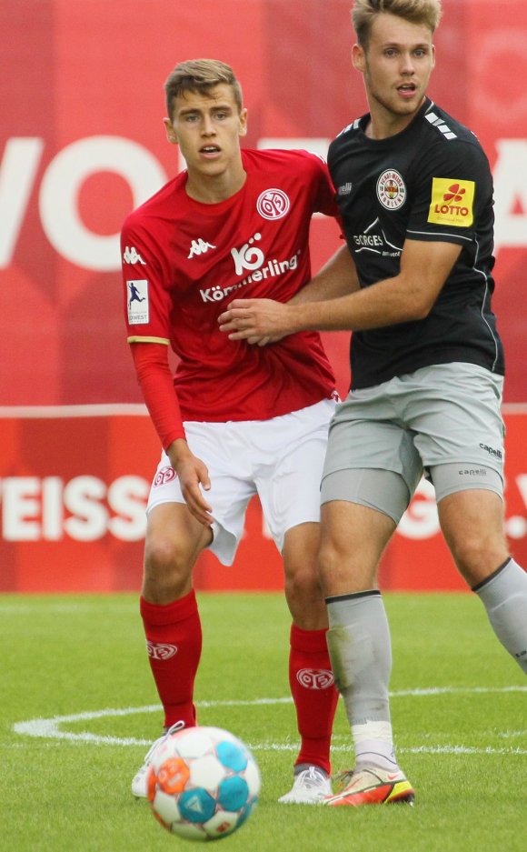 In allen elf Partien 90 Minuten auf dem Platz: Lasse Wilhelm (l.) hat sich in der U23 als verlässlicher Verteidiger präsentiert und durfte die Trainingswoche bei den Profis verbringen.