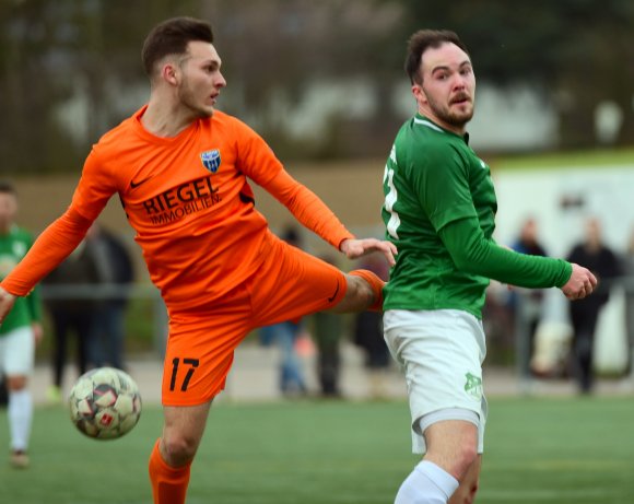 Marc Beck (r.) sorgte kurz vor Schluss zumindest für ein erfreuliches Ende eines unerfreulichen Spiels gegen den FC Speyer.