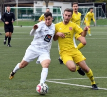 Damir Bektasevic, hier gegen den Kirchberger Tim Reifenschneider, sorgte mit einem frühen Doppelpack für den Endstand.