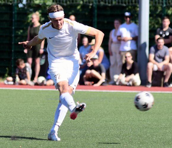 Der Einschweißer: Tom Tonollo brachte den SV Ober-Olm bei der TSVgg Stadecken-Elsheim in Führung.