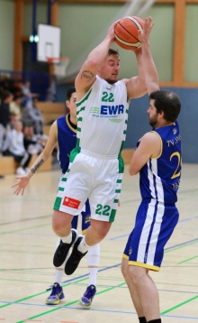 Dennis Nap (l.) brachte viel Energier ins Nieder-Olmer Spiel gegen den TV Illingen...