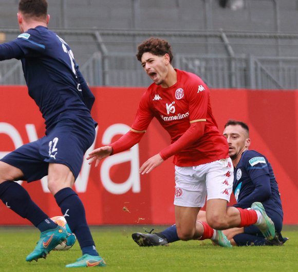 Hingefallen: Der schmerzhafte Sturz von Ben Bobzien nach einem Tritt in die Haxen ist symbolisch für den Auftritt der U23 gegen den Tabellenfünfzehnten FC-Astoria Walldorf.