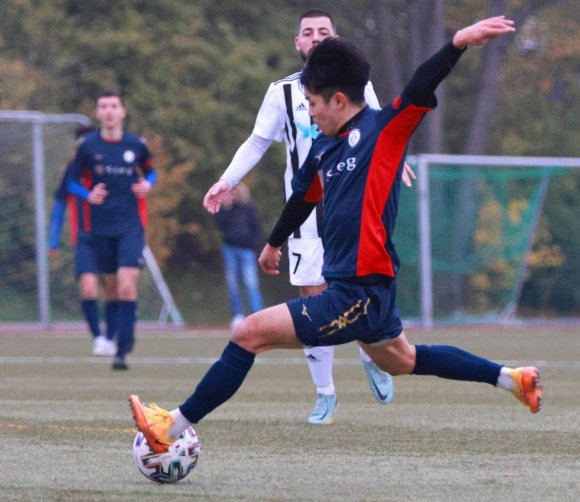 Daisuke Fukuhara eröffnete die torreichen 55 Minuten des FC Basara mit diesem Schuss aus der Distanz zum Führungstreffer.