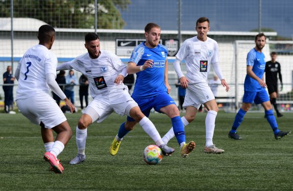 Sie werden einander bald wiedersehen: Der TSV Schott (M. Tim Müller) und der SV Gonsenheim (am Ball: Belel Meslem) treffen im Pokal aufeinander.