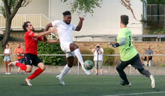 Bei der 1:3-Hinrundenniederlage gegen den TSV Fortuna Billigheim-Ingenheim stand Andrey Ribeiro in der Anfangself und traf nicht. Diesmal gelang ihm ein Jokertor.