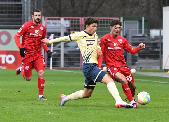 Ben Bobzien (r.) soll bis Saisonende der SV Elversberg im Aufstiegskampf helfen.