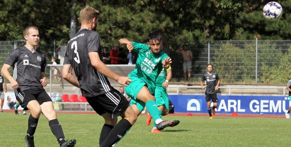 Lion Deisen (3.v.l.) erzielte beim 3:0 gegen Fontana Finthen das erste Saisontor der SpVgg Ingelheim.