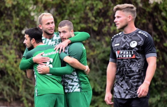 So wie Antonio Serratore, Alexander Rimoldi und Lirion Aliu (v.l.) wollen sich die Marienborner am Samstag wieder in den Armen liegfen.