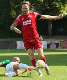 Schon beim 0:2 im Heimspiel gegen den TuS Altleiningen (l. Daniel Kalepky) zeigte die SVW Mainz Probleme, mit den Pfälzern zurechtzukommen, so nun auch trotz Robin Lehmanns Treffer zum 1:3 auf dem Platz der Pfälzer.