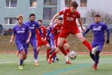 So kann man es natürlich auch machen: Jamie Anderton, eigentlich Sechser der SVW Mainz, erzielt das 3:0 mit der Hacke.