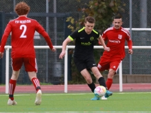 Konstantin Schefuß (M.) und der FSV Oppenheim brauchen Punkte, um nicht tiefer in den Abstiegssog zu geraten.