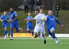 Dieses Laufduell mit Schott-Stürmer Silas Schwarz (r.) verlor Mehmet Yildiz im Pokal-Halbfinale. Ungeachtet dessen hat der Gonsenheimer Winterzugang aber schon bewiesen, dass er in der Oberliga Akzente setzen kann.