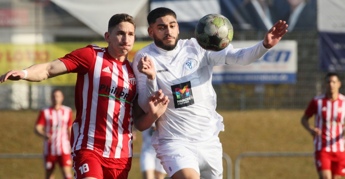 Khaled Abou Daya (r., im Heimspiel der vorigen Saison gegen den FV Diefflen) ist einer der Gonsenheimer Spieler, die wegen des Ramadans mit geringerer Belastung trainieren, im Spiel aber alles abrufen.