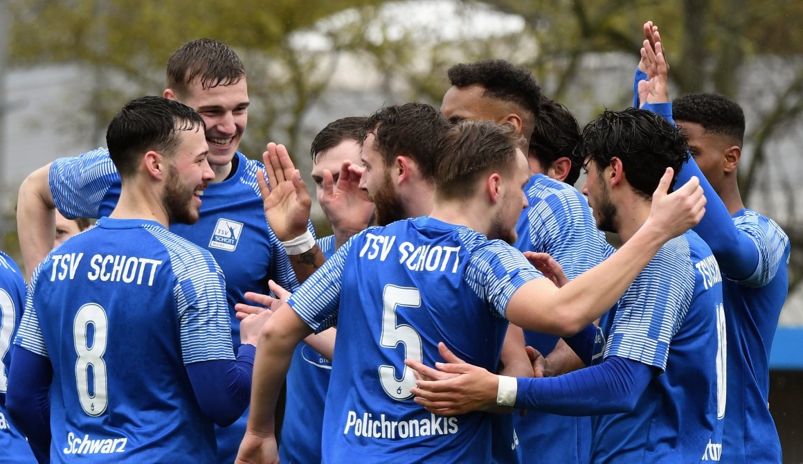 Erster Jubel nach sechs Minuten: Nicklas Schlosser (M.) hat soeben das 1:0 erzielt.