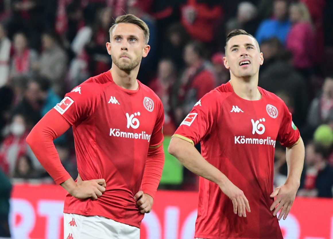 So skeptisch schauten die Torschützen Marcus Ingvartsen und Dominik Kohr in Leipzig nicht drein. Der Blick ist nach oben gerichtet.