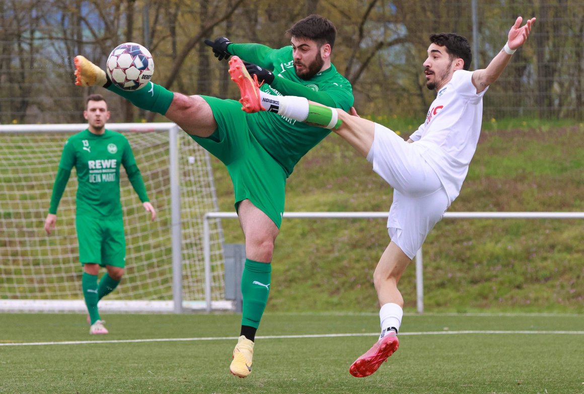 Zweikampf der späten Torschützen: Francesco Teodonno (l.) brachte die Ingelheimer per Elfmeter in Führung, Pedro Teixeira Agrela glich in der Nachspielzeit aus.