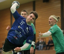 Je sechs aus dem Spiel: Während Paul Bickerle (l.) mit dieser Trefferanzahl zum klaren Sieg seiner Sportfreunde Budenheim II beim HSC Ingelheim beitrug, reichten die ebenfalls sechs Tore von Sven Erkert (r.) dem TV Bodenheim nicht für den Erfolg beim TV Neder-Olm II.