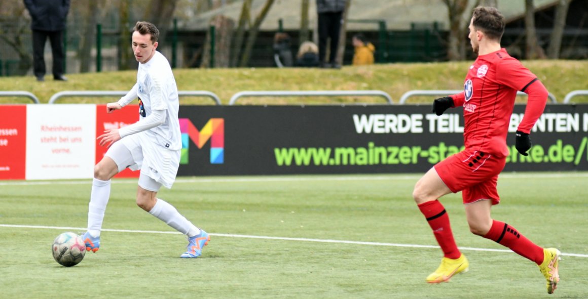 Yannik Ischdonat (l.) erzielte in Pirmasens das 2:2 für den SV Gonsenheim.