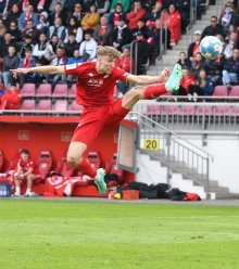 In dieser Szene streifte Nelson Weiper den Ball nur. In der 14. Minute hatte er ihn voll erwischt.