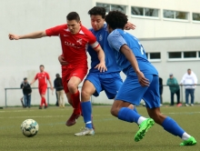 Marc-Kevin Marx (l.) hatte es gegen die Bretzenheimer Defensive (v. r. Rakeem Bott, Dennis Müller) schwer, die Zweikampfbilanz der Nackenheimer war generell ein Problem für die Gastgeber.