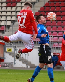 Kapitän Lucas Laux ist der Defensivallrounder in der U23 des FSV Mainz 05. Der 20-Jährige, der nun seinen Vertrag um zwei Jahre verlängert hat, kann aber vor allem bei Standards wie hier gegen Eintracht Trier, offensiv aktiv werden.