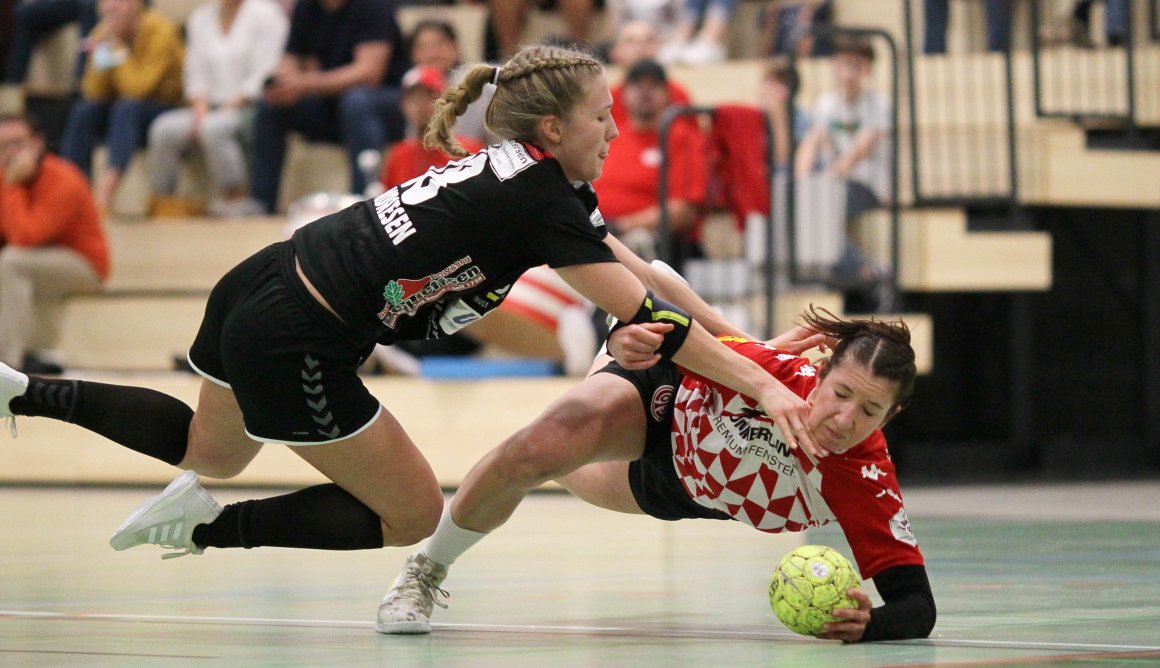 Nachteil 05: Während die Harrisleer Toptorschützin Johanna Andresen (l.) am Samstag wieder ihre Tore werfen kann, ist bei Elisa Burkholder (r.) wegen der Reha nach einem Bandscheibenvorfall an einen Einsatz nicht zu denken. 