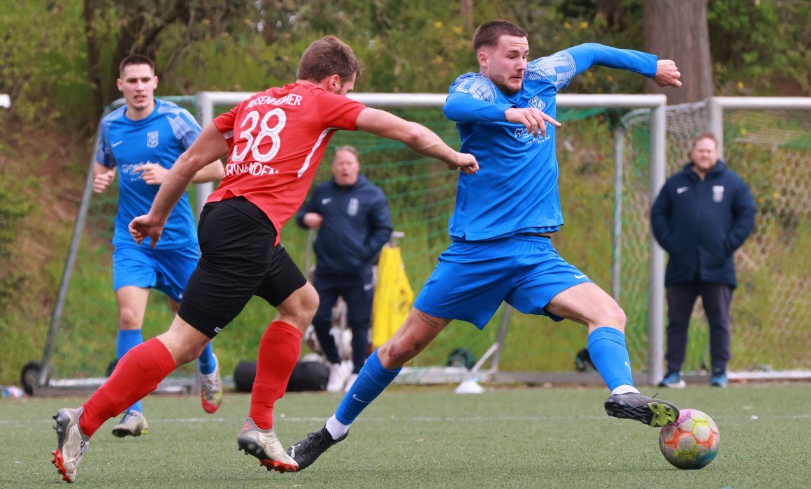 Mit riesen Schritten zum nächsten Abschluss: Jacob Roden war für die Steinwender Defensive (l. Daniel Meisenheimer) nicht zu halten.