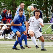 Linksverteidiger Ömer Er begibt sich weit in die Hälfte der TSG Bretzenheim, der nach der Anfangsphase eingewechselte Lukas Helbach muss ihn stoppen.