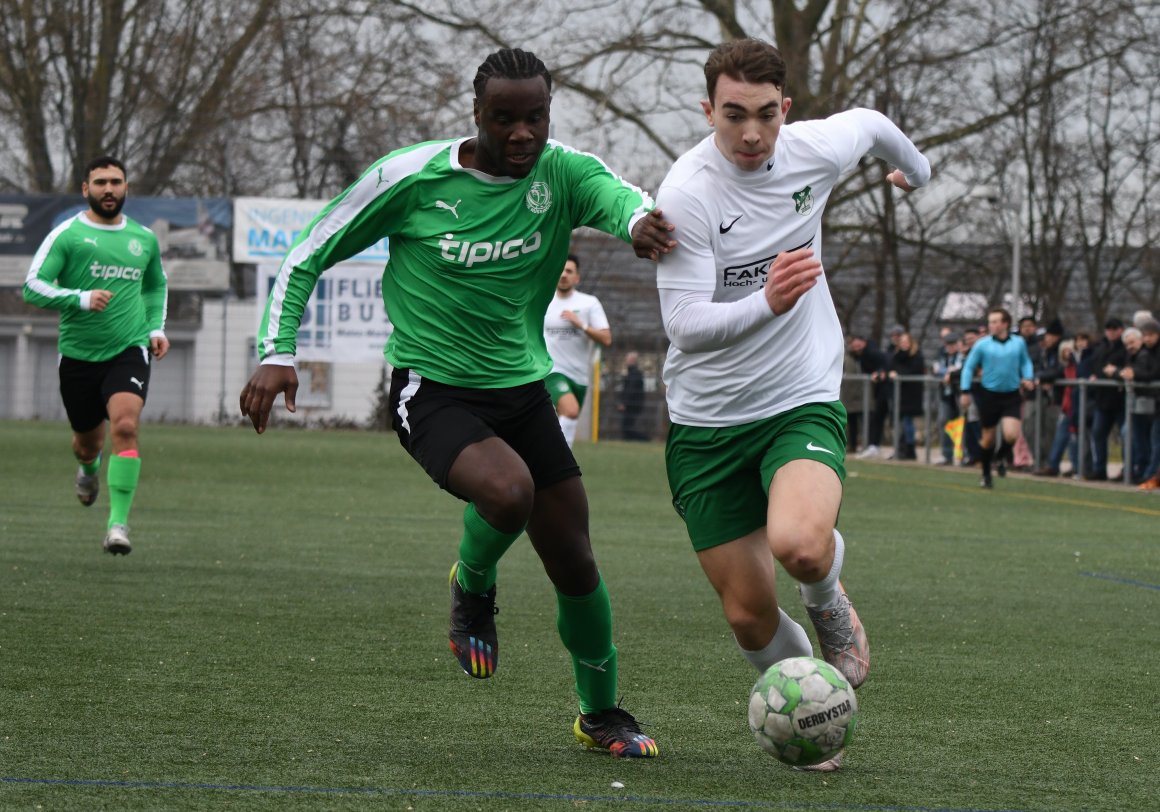 Matti Rieß (r.) erzielte in Steinbach per Elfmeter das 2:0.